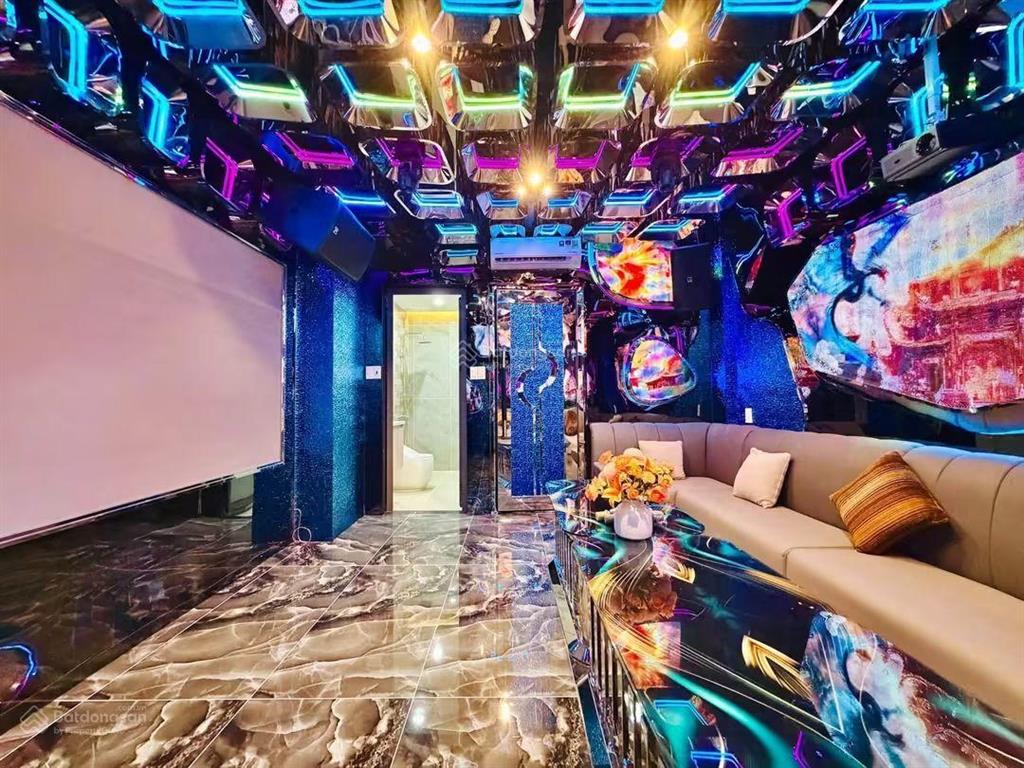 Nhà phố luxury  đối diện chung cư khang gia kế bên siêu thị emart 4 x 21 nhà 6 tầng hẻm thông 8m