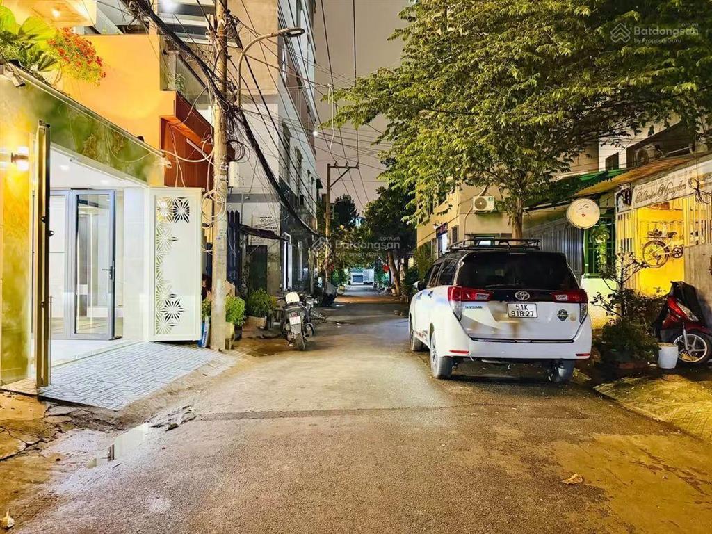 Nhà phố luxury  đối diện chung cư khang gia kế bên siêu thị emart 4 x 21 nhà 6 tầng hẻm thông 8m