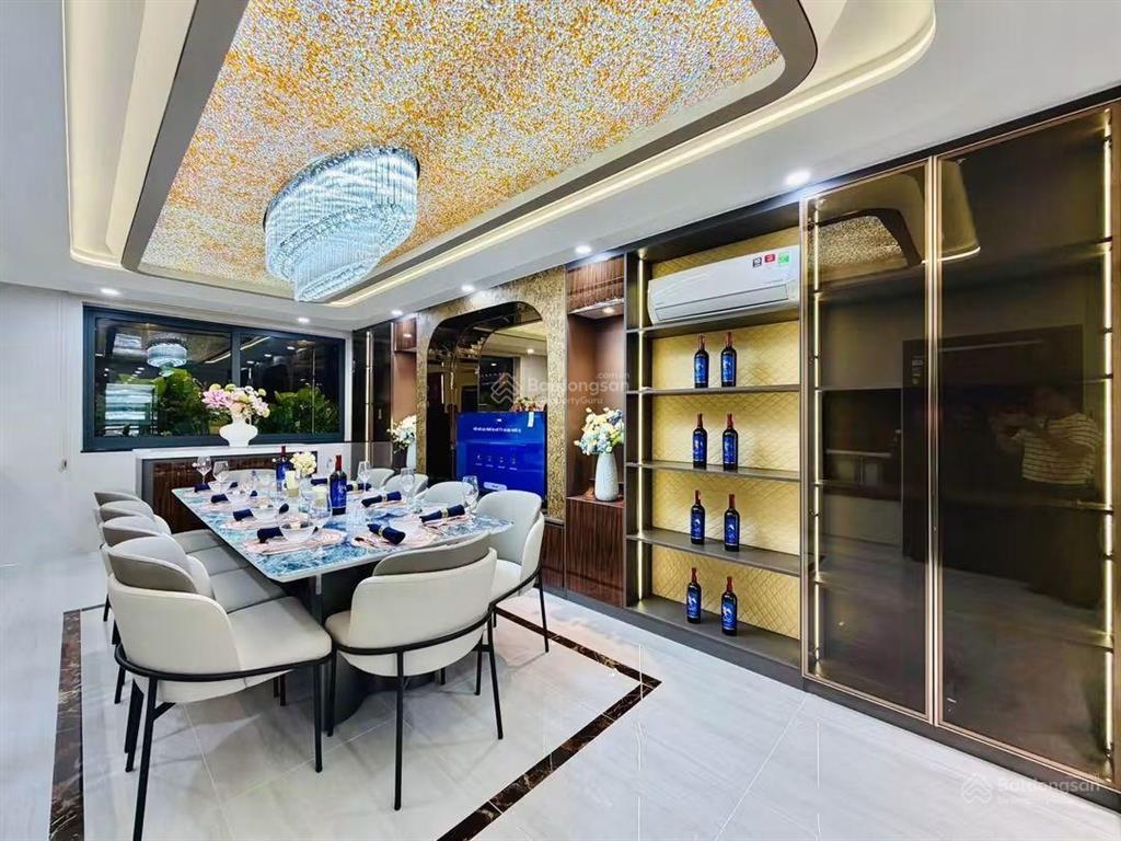 Nhà phố luxury  đối diện chung cư khang gia kế bên siêu thị emart 4 x 21 nhà 6 tầng hẻm thông 8m