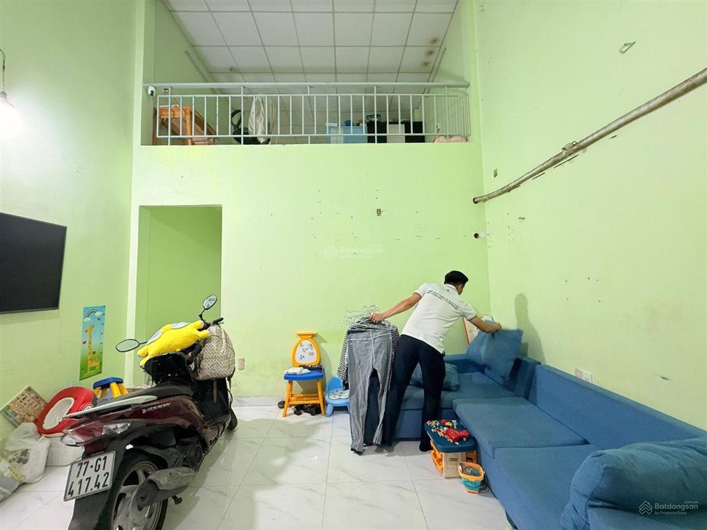 Bán nhà đường nguyễn văn quá q12
diện tích 4,7x11 trệt lửng hẻm cụt 3m sát hẻm thông giá 3.2ty