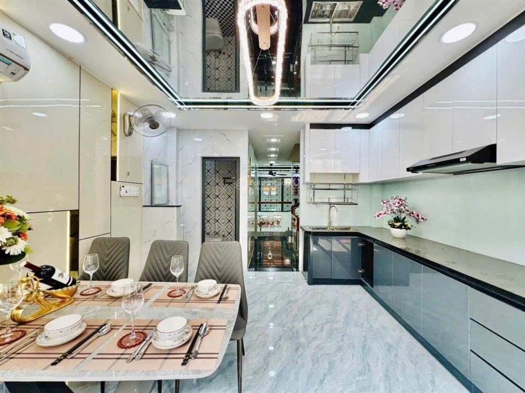 Nhà thang máy phân khúc hơn 7 tỷ diện tích đẹp xây mới trệt lửng 3 lầu sát bờ kè tiềm năng