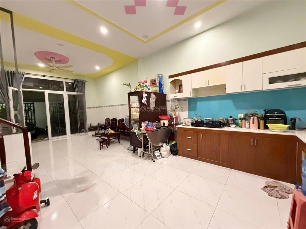 Nhà chính chủ gửi cần bán đường nguyễn văn quá q12
dt 5,2m x 20 trệt lầu có 4pn