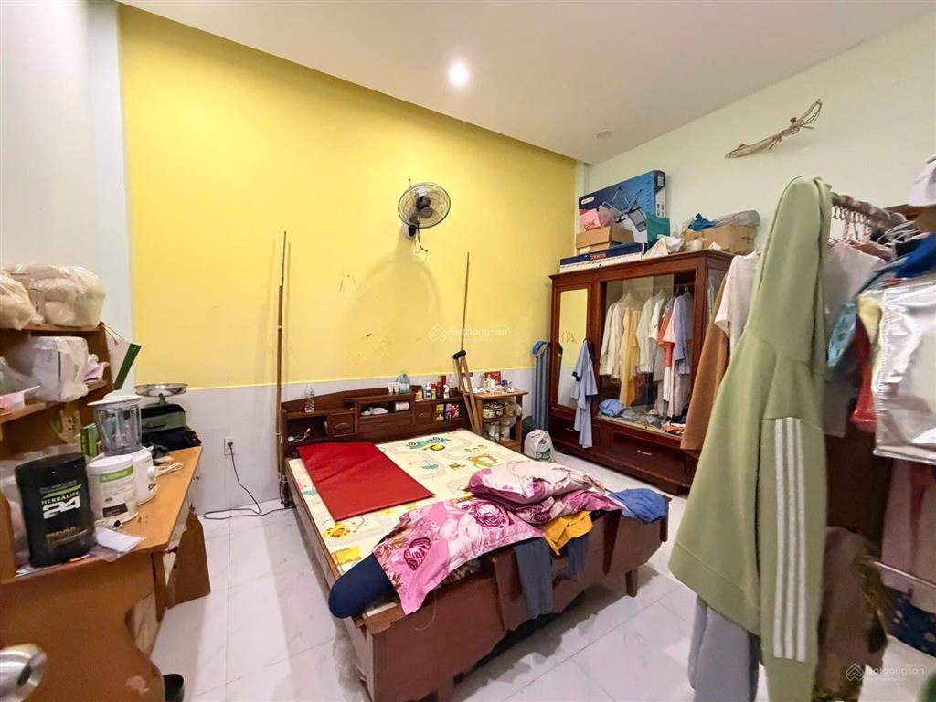 Nhà chính chủ gửi cần bán đường nguyễn văn quá q12
dt 5,2m x 20 trệt lầu có 4pn