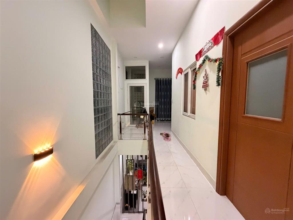 Nhà chính chủ gửi cần bán đường nguyễn văn quá q12
dt 5,2m x 20 trệt lầu có 4pn