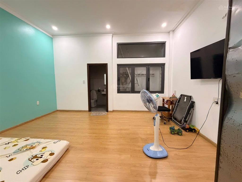 Nhà chính chủ gửi cần bán đường nguyễn văn quá q12
dt 5,2m x 20 trệt lầu có 4pn