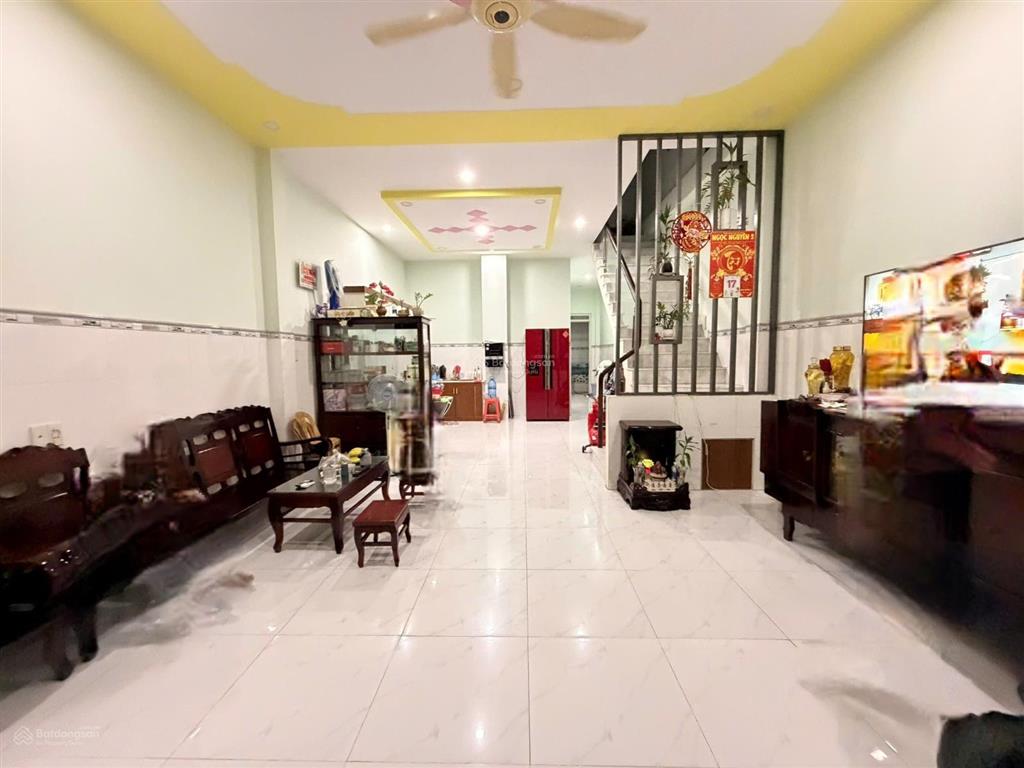 Nhà chính chủ gửi cần bán đường nguyễn văn quá q12
dt 5,2m x 20 trệt lầu có 4pn