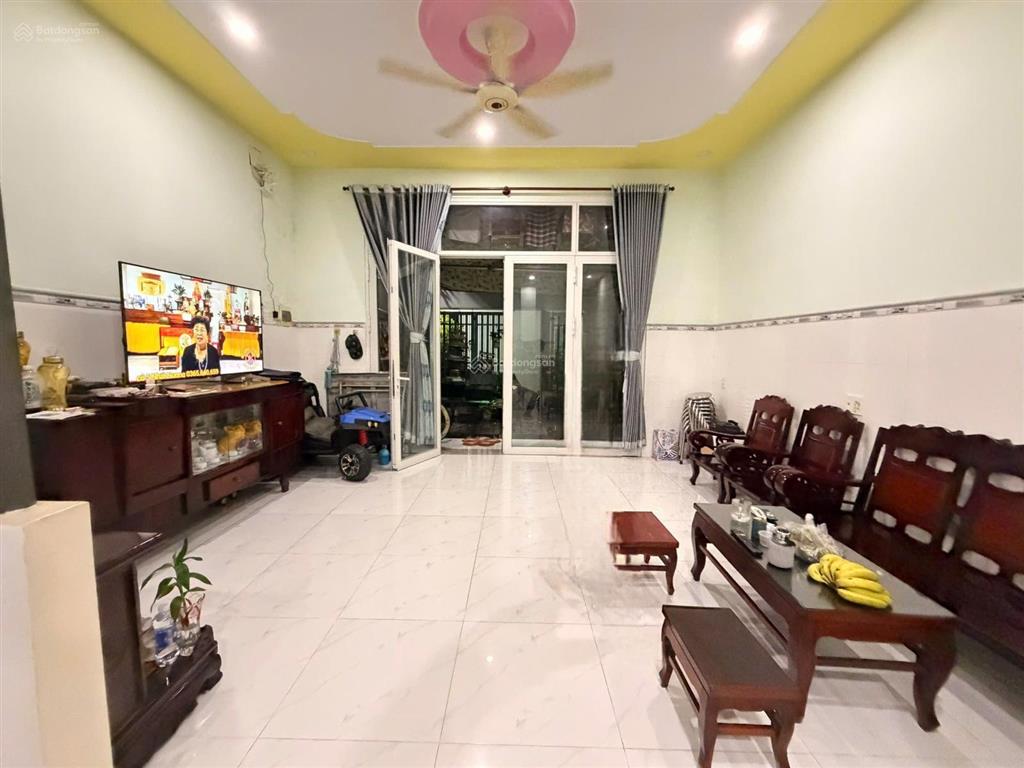 Nhà chính chủ gửi cần bán đường nguyễn văn quá q12
dt 5,2m x 20 trệt lầu có 4pn