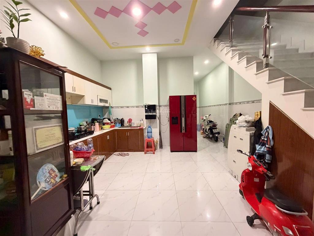 Nhà chính chủ gửi cần bán đường nguyễn văn quá q12
dt 5,2m x 20 trệt lầu có 4pn