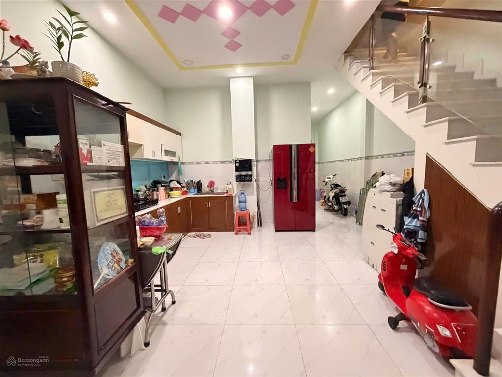 Nhà chính chủ gửi cần bán đường nguyễn văn quá q12
dt 5,2m x 20 trệt lầu có 4pn