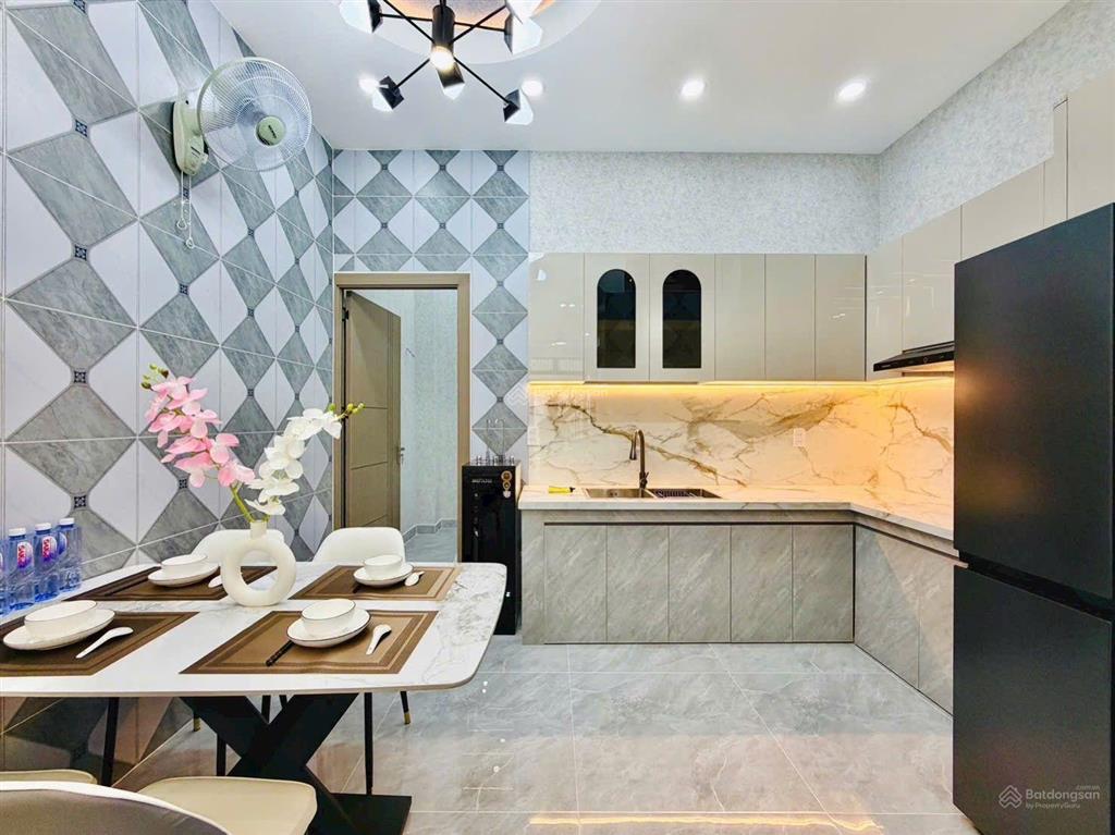 Giảm sâu bán gấp nhà 3 phòng ngủ hẻm xe hơi ngang 4m x 13m ngay gần chợ và tân bình