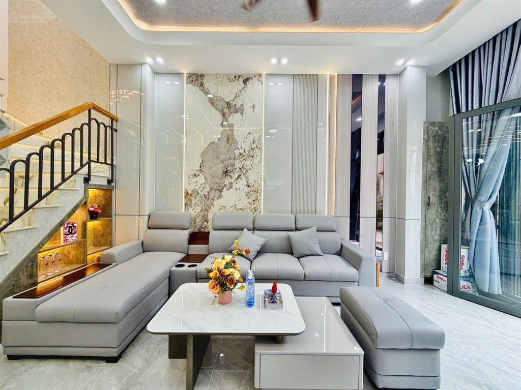 Giảm sâu bán gấp nhà 3 phòng ngủ hẻm xe hơi ngang 4m x 13m ngay gần chợ và tân bình