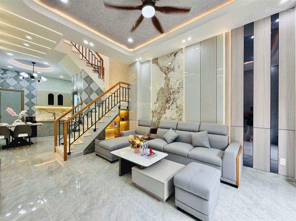 Giảm sâu bán gấp nhà 3 phòng ngủ hẻm xe hơi ngang 4m x 13m ngay gần chợ và tân bình