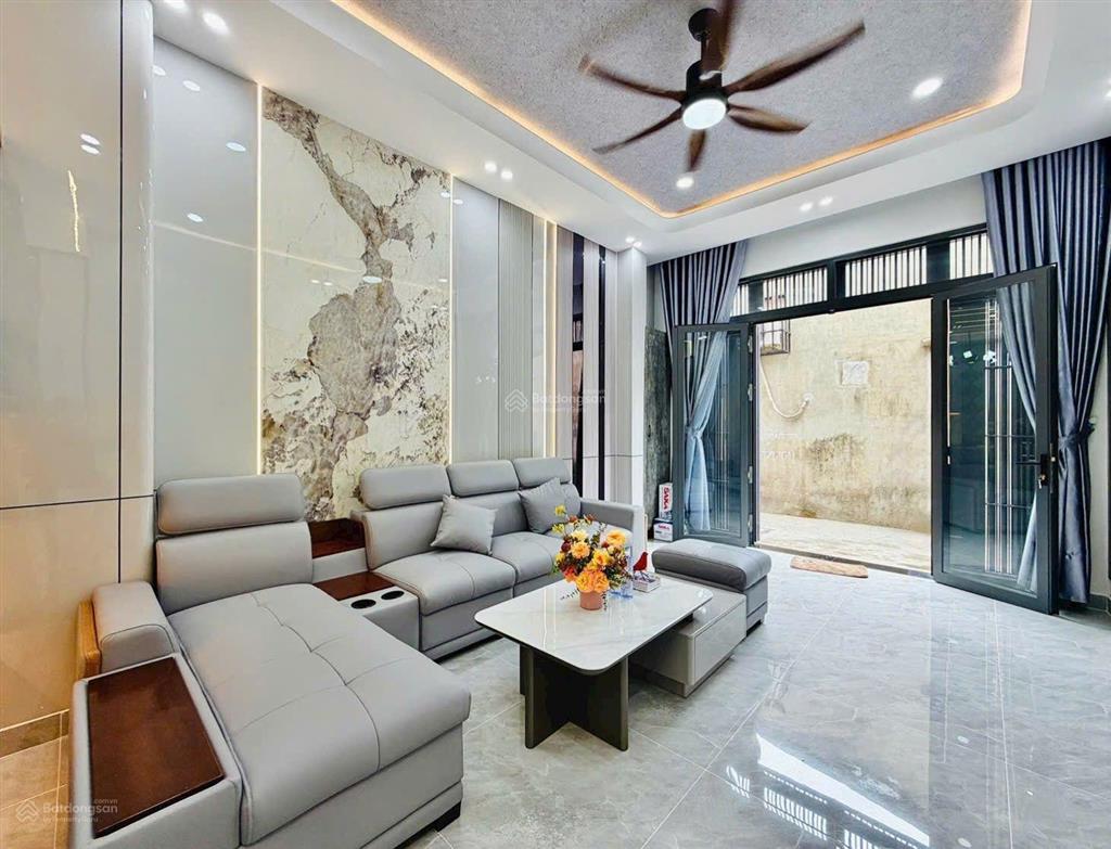 Giảm sâu bán gấp nhà 3 phòng ngủ hẻm xe hơi ngang 4m x 13m ngay gần chợ và tân bình