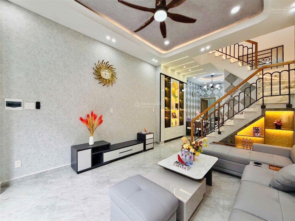 Giảm sâu bán gấp nhà 3 phòng ngủ hẻm xe hơi ngang 4m x 13m ngay gần chợ và tân bình