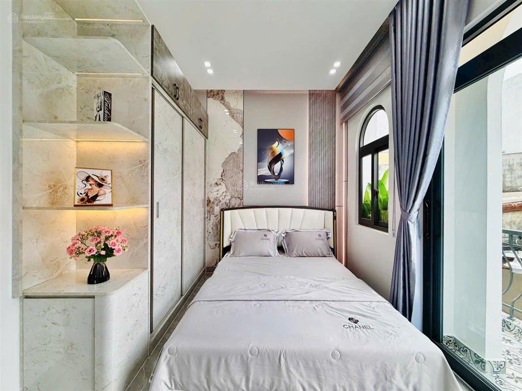 Giảm sâu bán gấp nhà 3 phòng ngủ hẻm xe hơi ngang 4m x 13m ngay gần chợ và tân bình