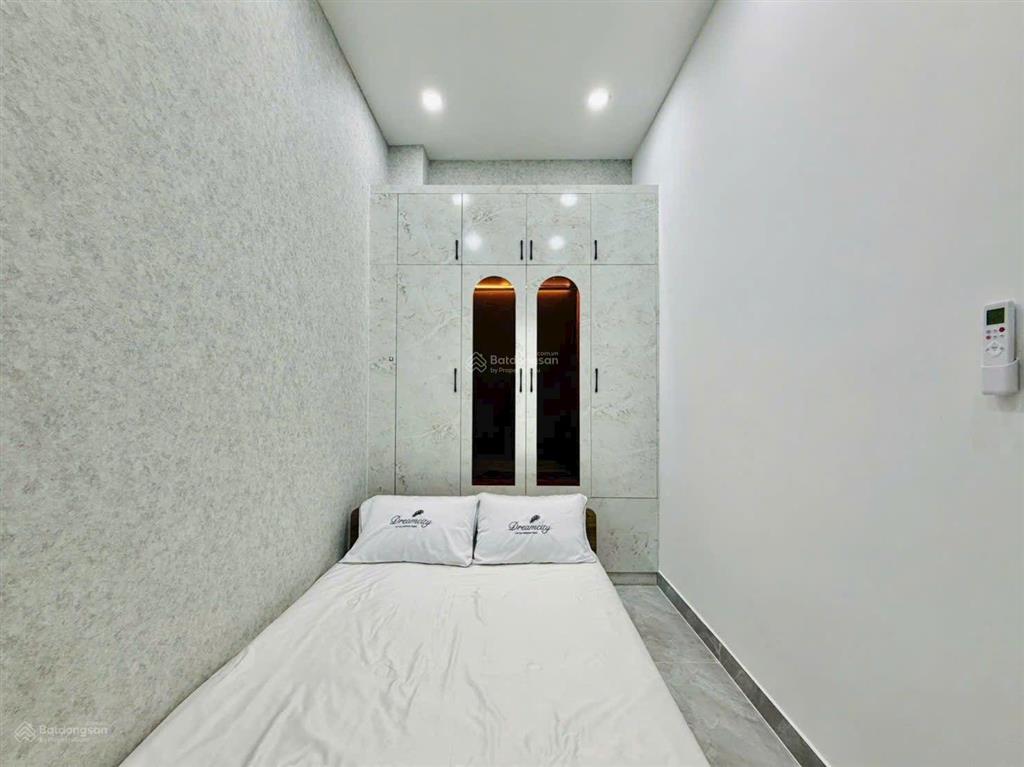 Giảm sâu bán gấp nhà 3 phòng ngủ hẻm xe hơi ngang 4m x 13m ngay gần chợ và tân bình