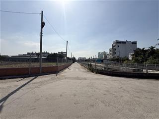 Đất lô góc 2 mặt tiền sông và kênh. 20m x 50m  861m2  sát ngã tư ga  giáp gò vấp.vị trí siêu đep