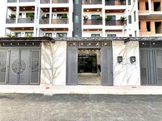 Nhà 4 lầu hẻm 10m vào 1 trục. dt khủng 5.3m x 19m  sân xe hơi và 6pn  gần hà huy giáp  ngã tư ga