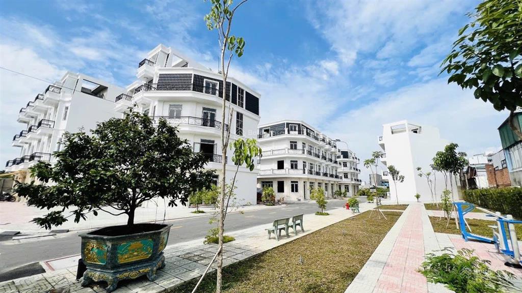 Nhà 1 trệt 3 lầu hẻm 12m võ thị liễu sát đh nguyễn tất thành  chợ vườn lài.dt. 4m x 13m  khu vip