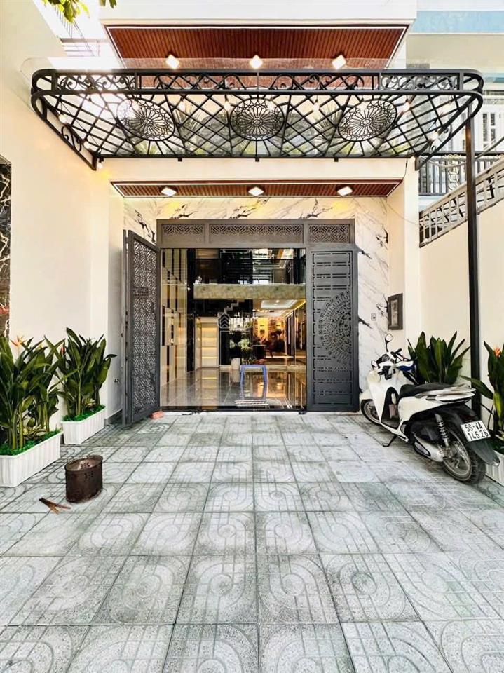 Nhà mặt tiền kinh doanh + thang máy cao cấp đường 12m. dt 5m x 17m 1 lửng 3 lầu gần hà huy giáp