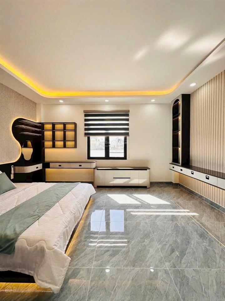 Nhà mặt tiền kinh doanh + thang máy cao cấp đường 12m. dt 5m x 17m 1 lửng 3 lầu gần hà huy giáp
