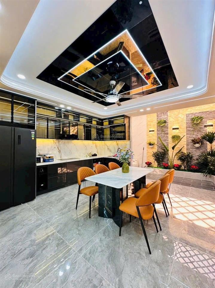 Nhà mặt tiền kinh doanh + thang máy cao cấp đường 12m. dt 5m x 17m 1 lửng 3 lầu gần hà huy giáp