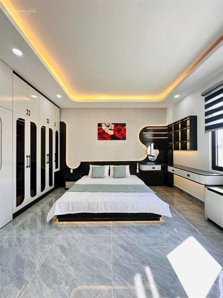 Nhà mặt tiền kinh doanh + thang máy cao cấp đường 12m. dt 5m x 17m 1 lửng 3 lầu gần hà huy giáp