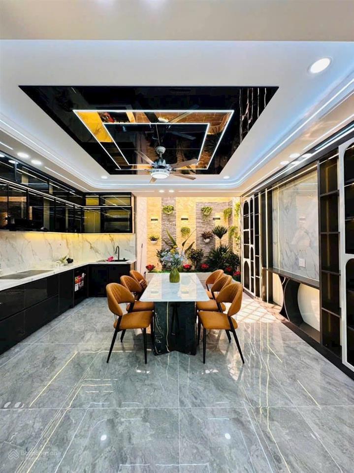 Nhà mặt tiền kinh doanh + thang máy cao cấp đường 12m. dt 5m x 17m 1 lửng 3 lầu gần hà huy giáp