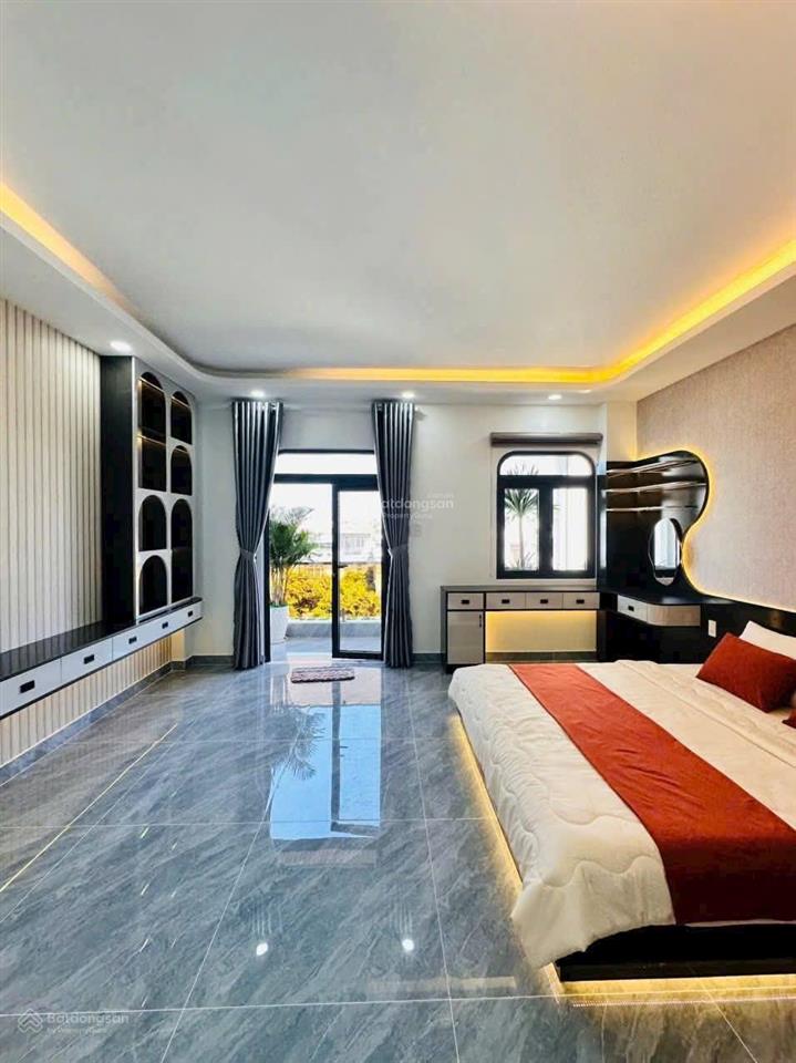 Nhà mặt tiền kinh doanh + thang máy cao cấp đường 12m. dt 5m x 17m 1 lửng 3 lầu gần hà huy giáp