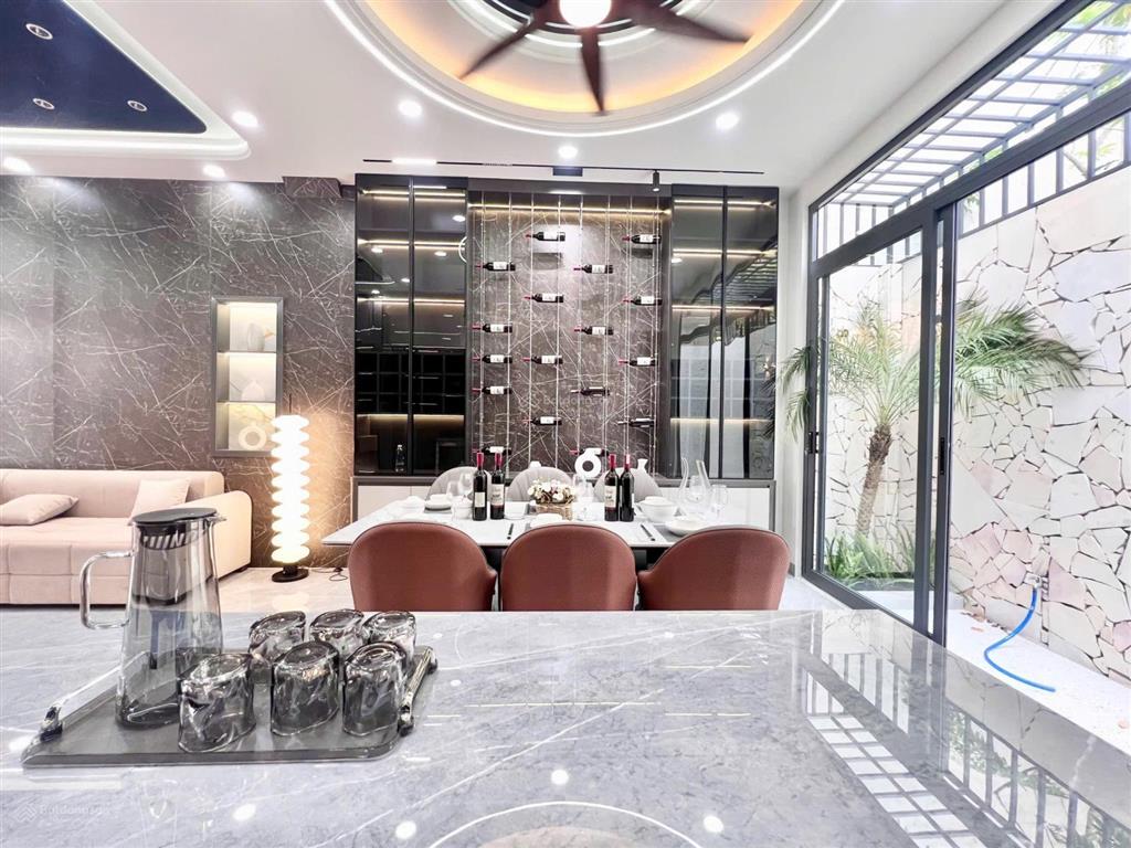Nhà 3 lầu hẻm 7m  dt khủng 5.5m x 16m gần chợ minh phát  tô ngọc vân  nội thất cao cấp. giá tốt
