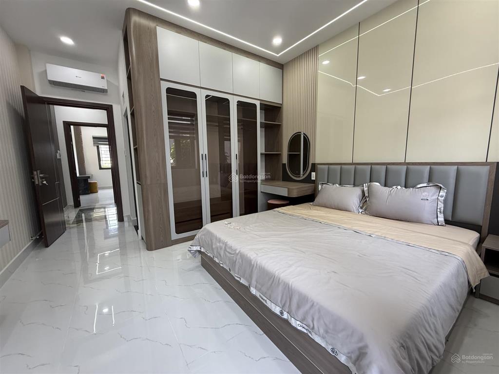 Giảm 500 triệu. nhà 3 lầu dt khủng 4mx25.5m102m2 tc. nội thất cao cấp hẻm thông 7m. sát ngã tư ga
