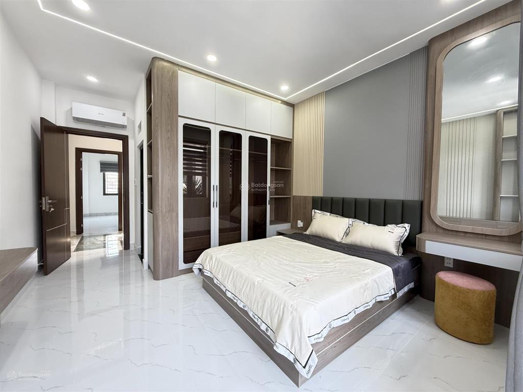 Giảm 500 triệu. nhà 3 lầu dt khủng 4mx25.5m102m2 tc. nội thất cao cấp hẻm thông 7m. sát ngã tư ga