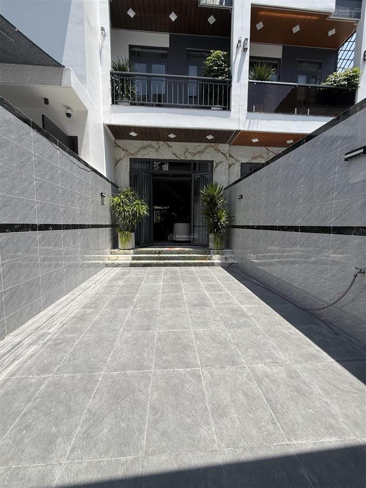Giảm 500 triệu. nhà 3 lầu dt khủng 4mx25.5m102m2 tc. nội thất cao cấp hẻm thông 7m. sát ngã tư ga