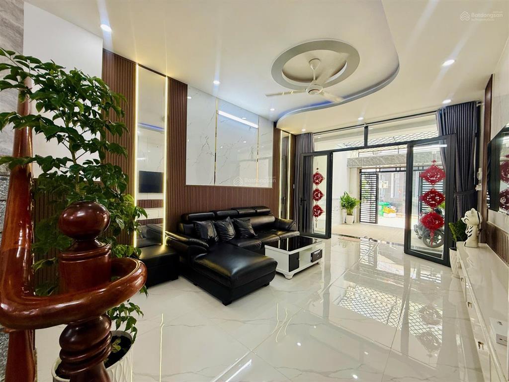 Nhà 2 lầu. 4m x 19m  hẻm 8m vào 1 trục tô ngọc vân  gần ngã tư ga  giáp thống nhất gò vấp. vip
