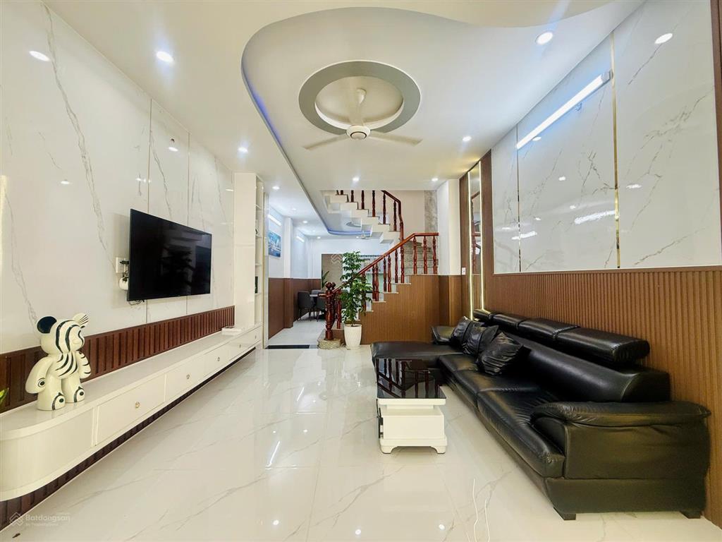 Nhà 2 lầu. 4m x 19m  hẻm 8m vào 1 trục tô ngọc vân  gần ngã tư ga  giáp thống nhất gò vấp. vip