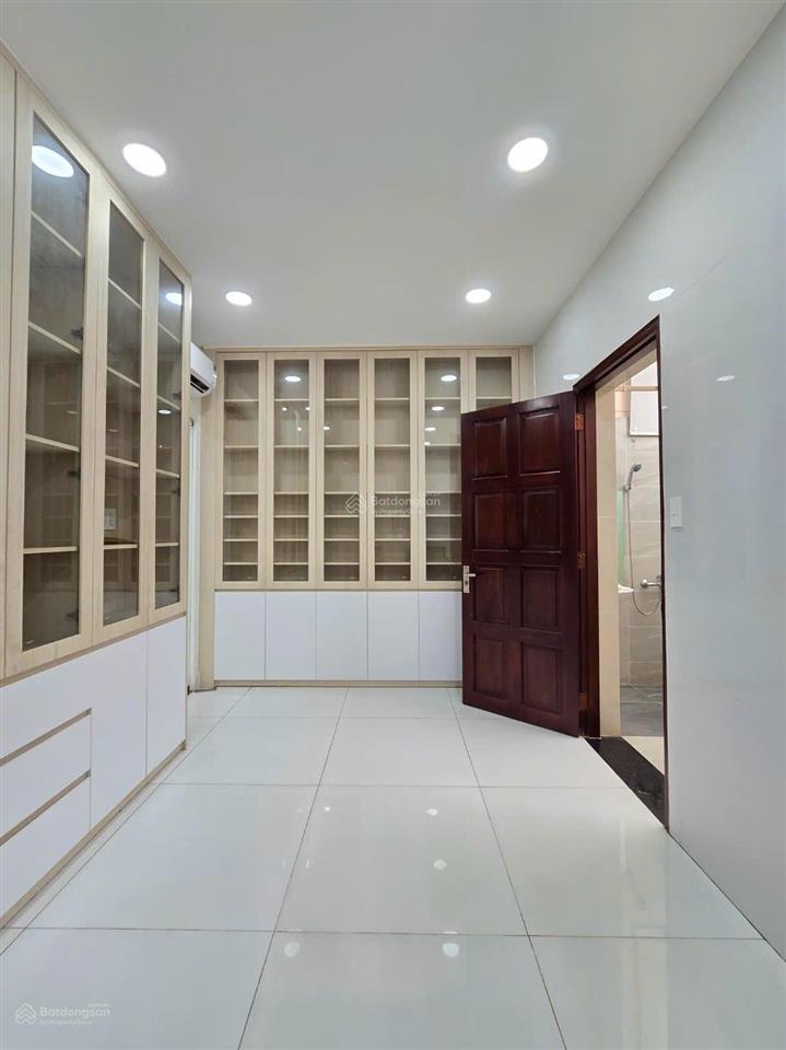 Nhà mặt tiền khu cityland, 1 hầm 3 lầu  6 phòng  thang máy  cho thuê 40 triệu/ tháng.rẻ nhất khu