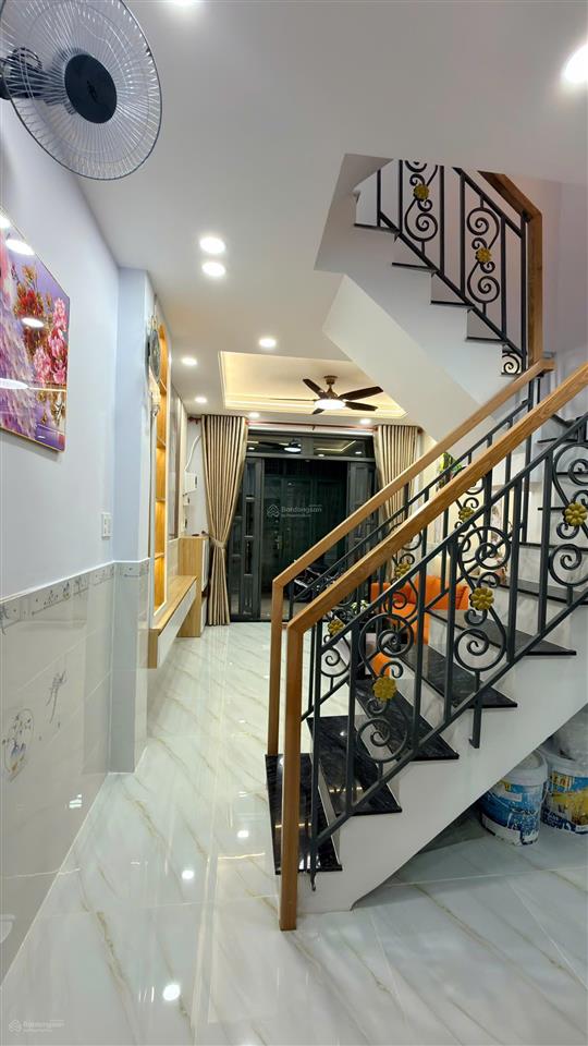 Nhà đẹp  vị trí đẹp  4 phòng  chính chủ cần bán gấp