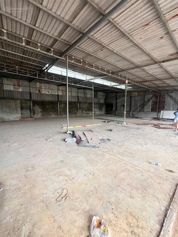 Cho thuê kho xưởng khuôn viên 1.200m2 một sẹc ngắn đường dương công khi hóc môn