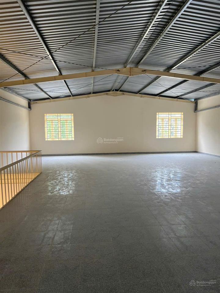 Cho thuê kho xưởng 800m2 mặt tiền đường phạm văn sáng hóc môn