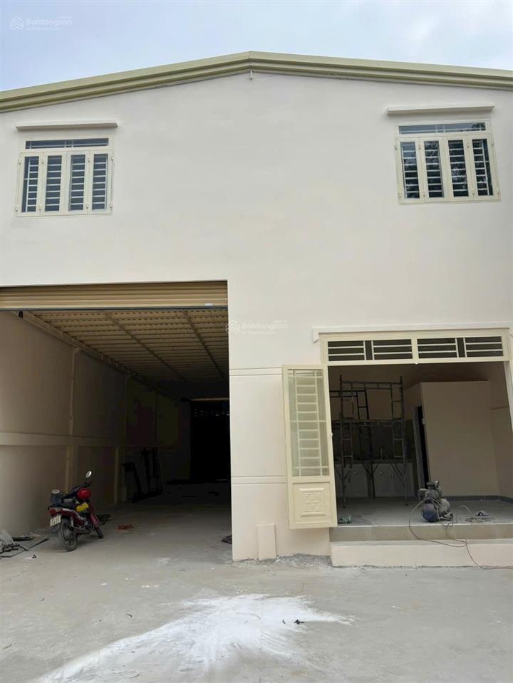 Cho thuê kho xưởng 800m2 mặt tiền đường phạm văn sáng hóc môn