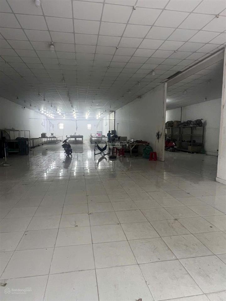 Cho thuê kho xưởng 600m2 mặt tiền đường tô ký hóc môn