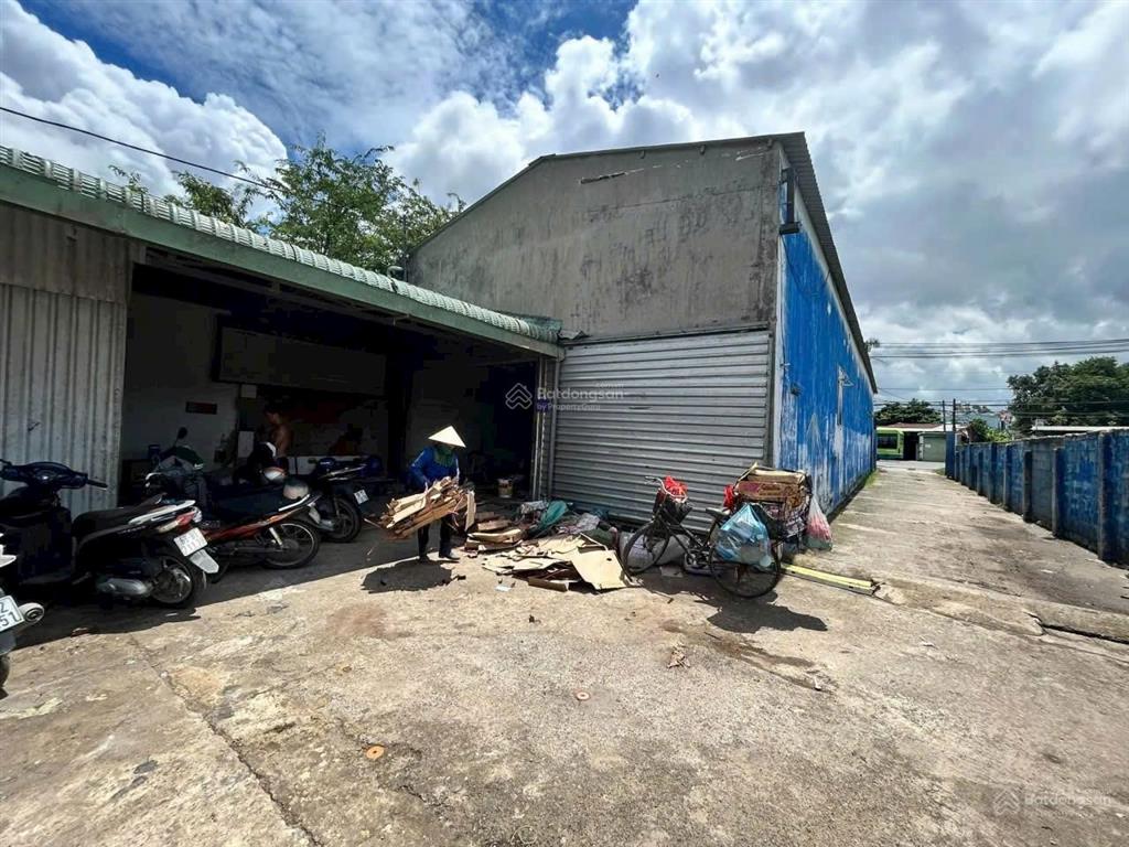 Cho thuê kho xưởng khuôn viên 2000m2 mặt tiền đường dương công khi tân hiệp hóc môn