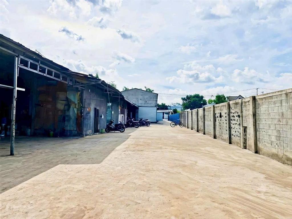 Cho thuê kho xưởng khuôn viên 2000m2 mặt tiền đường dương công khi tân hiệp hóc môn