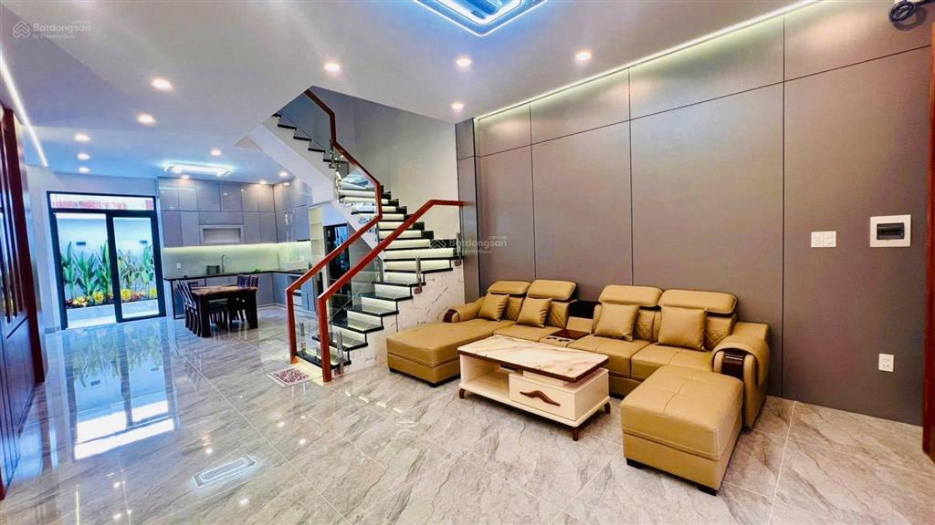 Bán nhà mới shr full nội thất cao cấp xe ô tô vào tận nhà vị trí đẹp, gần chợ bà điểm
