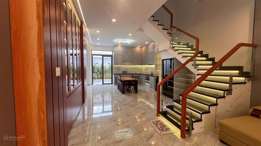 Bán nhà mới shr full nội thất cao cấp xe ô tô vào tận nhà vị trí đẹp, gần chợ bà điểm