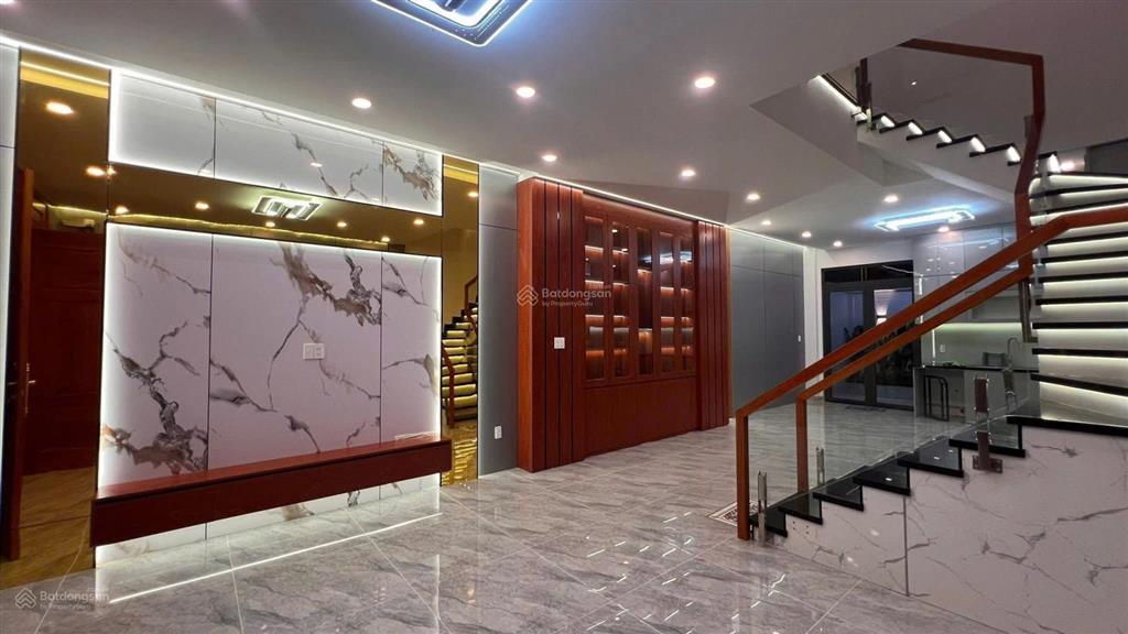 Bán nhà mới shr full nội thất cao cấp xe ô tô vào tận nhà vị trí đẹp, gần chợ bà điểm
