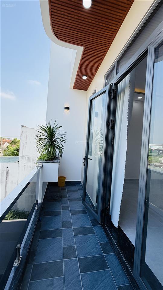 Chị 9 kẹt tiền bán nhà phố 5x40m mới xây dựng đẹp, có sân trước sân sau trồng rau xanh mát