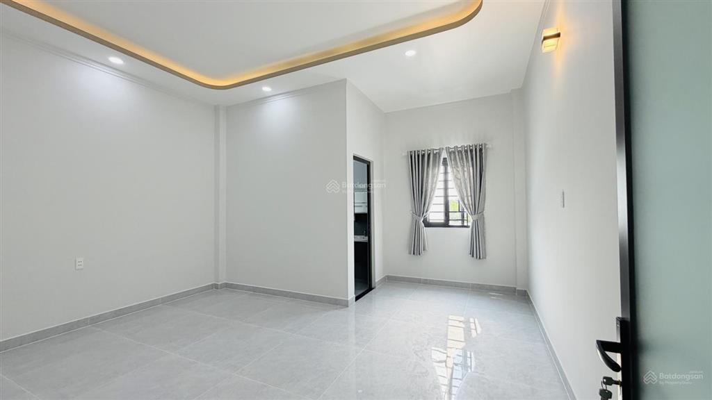 Chị 9 kẹt tiền bán nhà phố 5x40m mới xây dựng đẹp, có sân trước sân sau trồng rau xanh mát