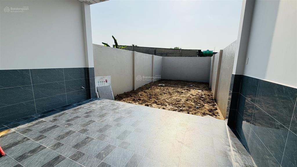 Chị 9 kẹt tiền bán nhà phố 5x40m mới xây dựng đẹp, có sân trước sân sau trồng rau xanh mát