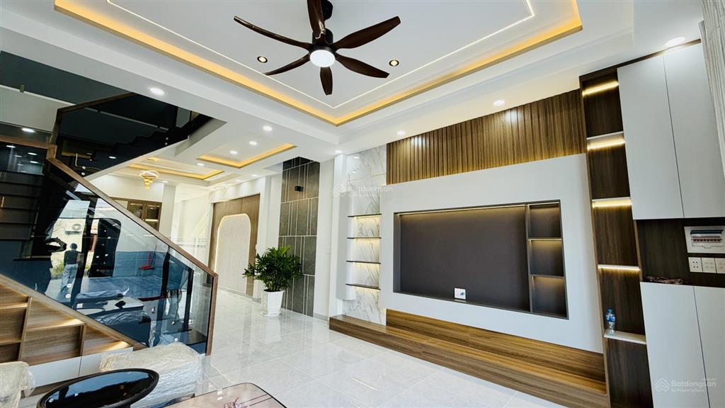 Chị 9 kẹt tiền bán nhà phố 5x40m mới xây dựng đẹp, có sân trước sân sau trồng rau xanh mát
